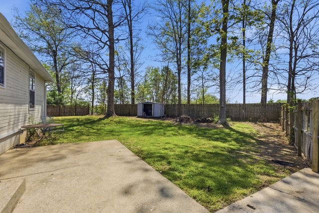 800 R S Bradley Blvd, Clarksville, TN 37042