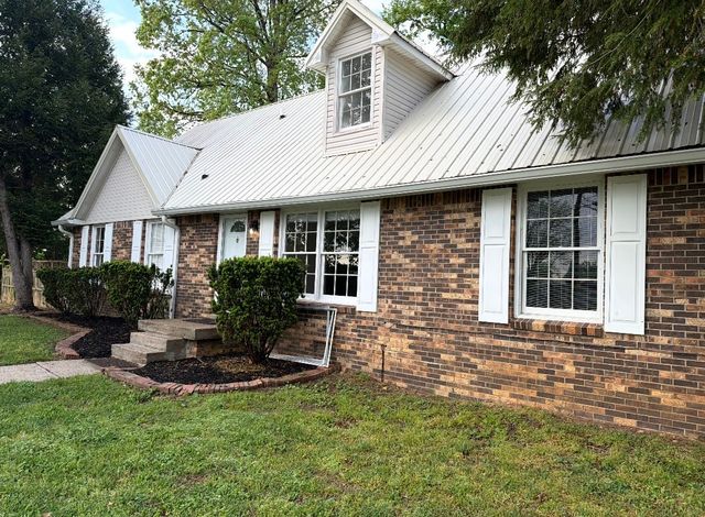 800 R S Bradley Blvd, Clarksville, TN 37042