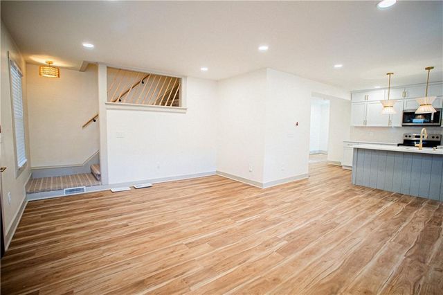 1701 S Arlington Avenue, Independence, MO 64052