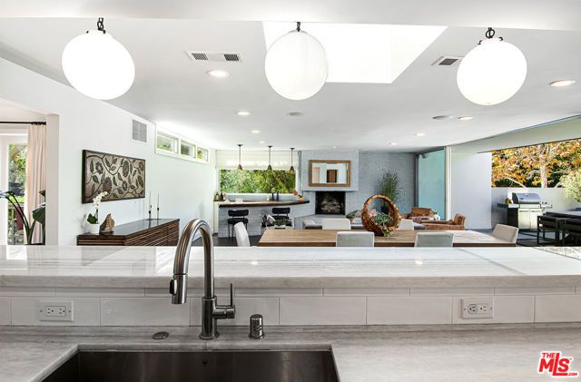 501 N Cahuenga Boulevard, Los Angeles, CA 90004