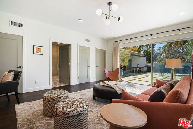 501 N Cahuenga Boulevard, Los Angeles, CA 90004