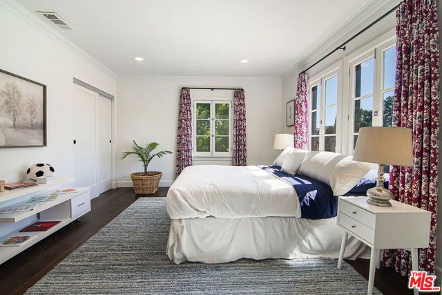 501 N Cahuenga Boulevard, Los Angeles, CA 90004