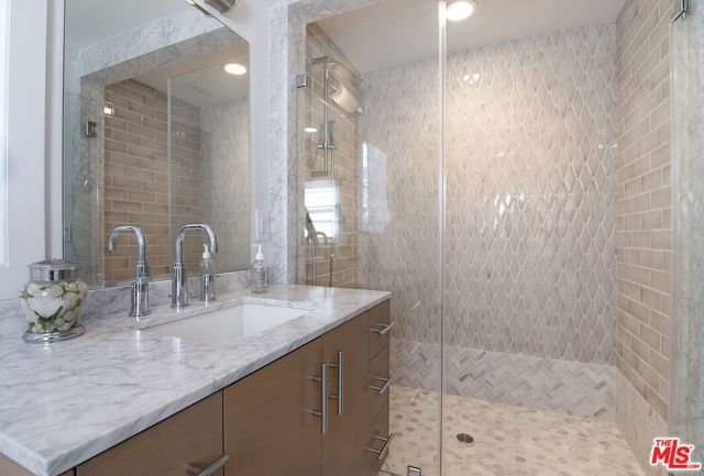 501 N Cahuenga Boulevard, Los Angeles, CA 90004