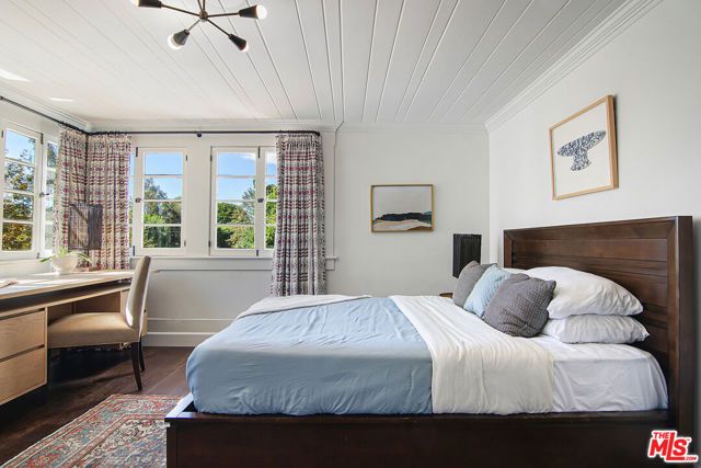 501 N Cahuenga Boulevard, Los Angeles, CA 90004