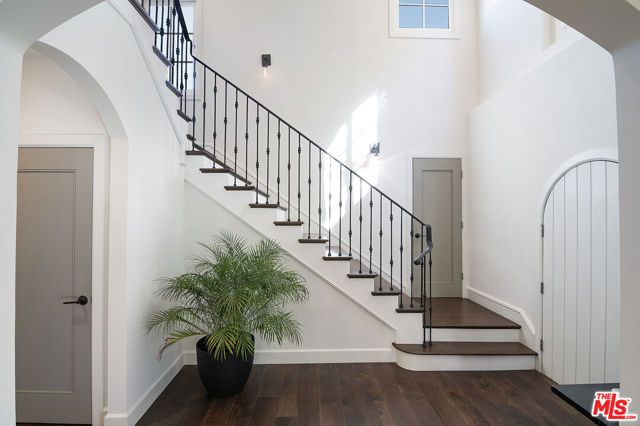 501 N Cahuenga Boulevard, Los Angeles, CA 90004