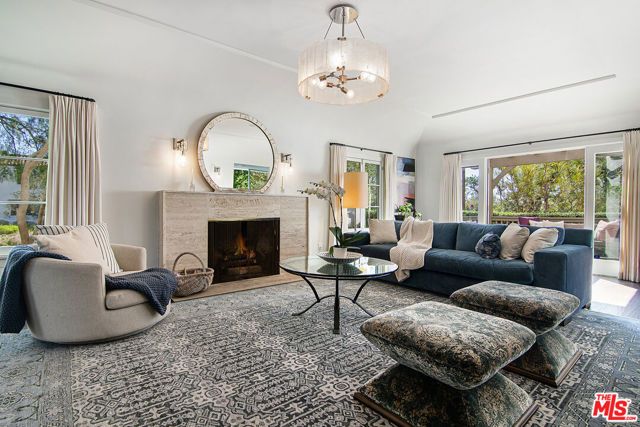 501 N Cahuenga Boulevard, Los Angeles, CA 90004