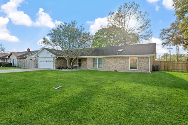 1609 Bowie Street, Liberty, TX 77575