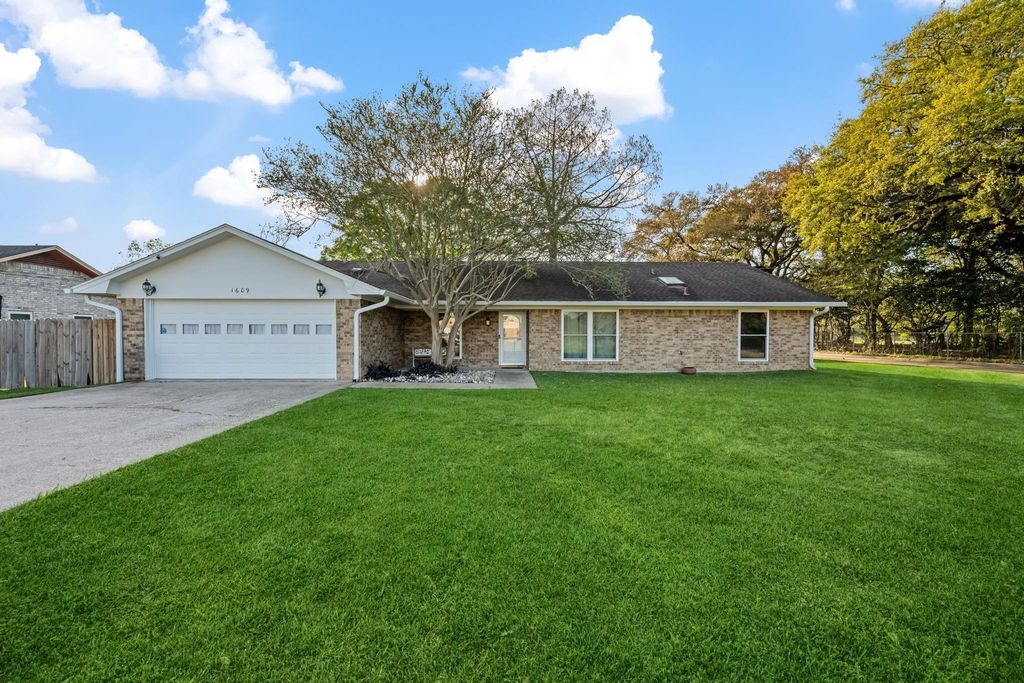 1609 Bowie Street, Liberty, TX 77575