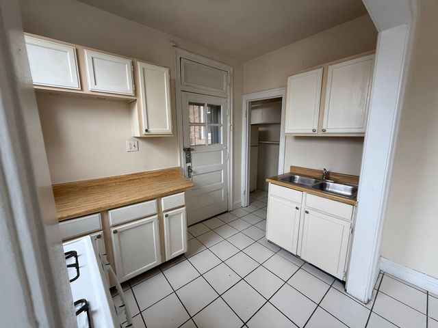 2140 S Gunderson Avenue 208, Berwyn, IL 60402