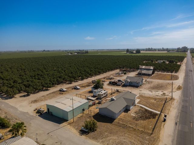10454 E Clarkson Avenue, Kingsburg, CA 93631