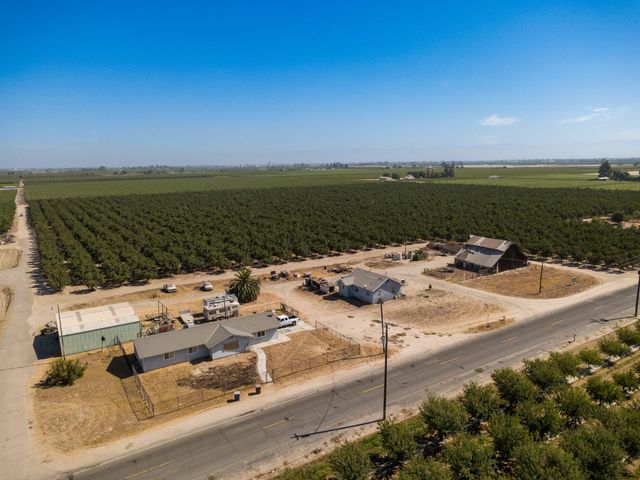 10454 E Clarkson Avenue, Kingsburg, CA 93631