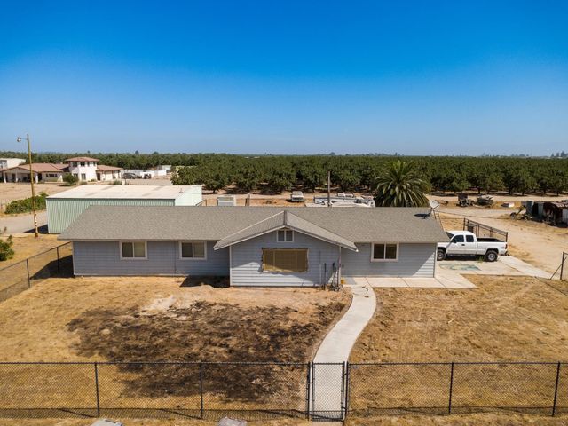 10454 E Clarkson Avenue, Kingsburg, CA 93631