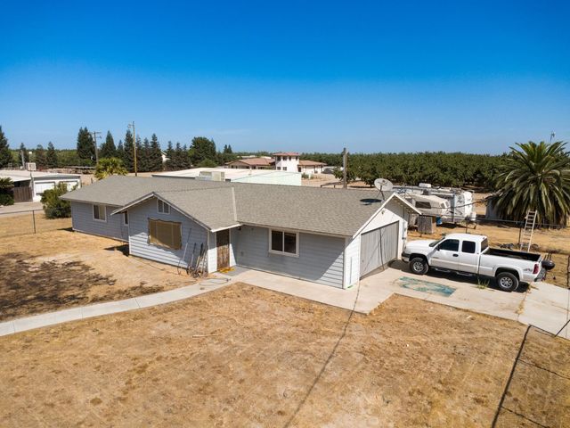 10454 E Clarkson Avenue, Kingsburg, CA 93631