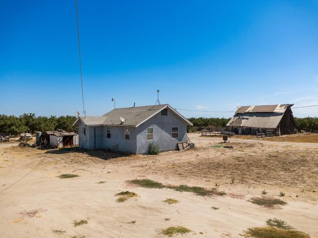 10454 E Clarkson Avenue, Kingsburg, CA 93631