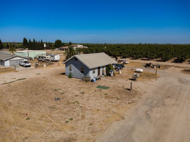10454 E Clarkson Avenue, Kingsburg, CA 93631