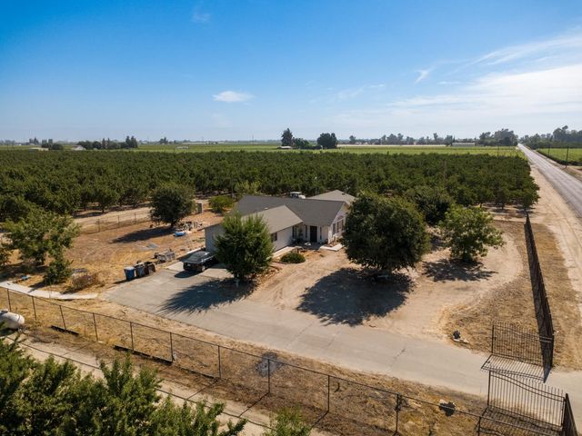 10454 E Clarkson Avenue, Kingsburg, CA 93631