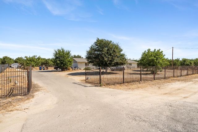 10454 E Clarkson Avenue, Kingsburg, CA 93631