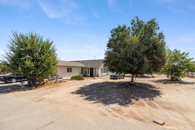 10454 E Clarkson Avenue, Kingsburg, CA 93631