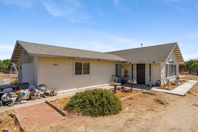 10454 E Clarkson Avenue, Kingsburg, CA 93631