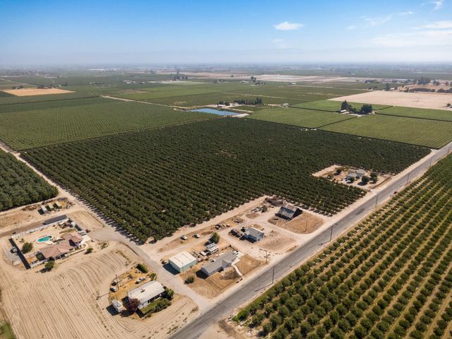 10454 E Clarkson Avenue, Kingsburg, CA 93631