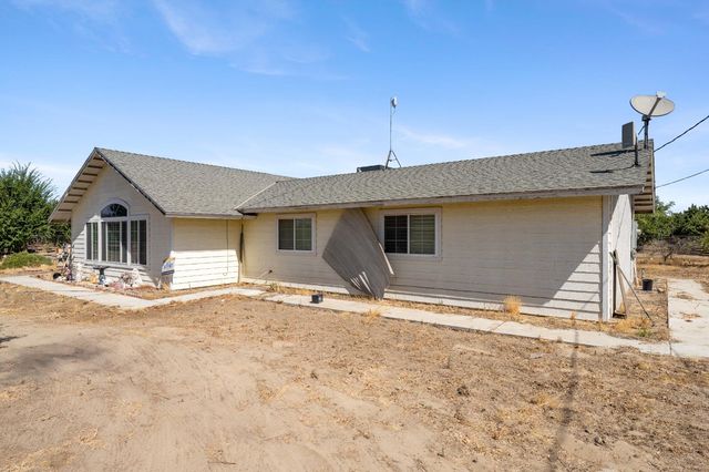 10454 E Clarkson Avenue, Kingsburg, CA 93631
