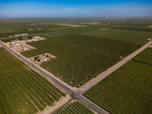 10454 E Clarkson Avenue, Kingsburg, CA 93631