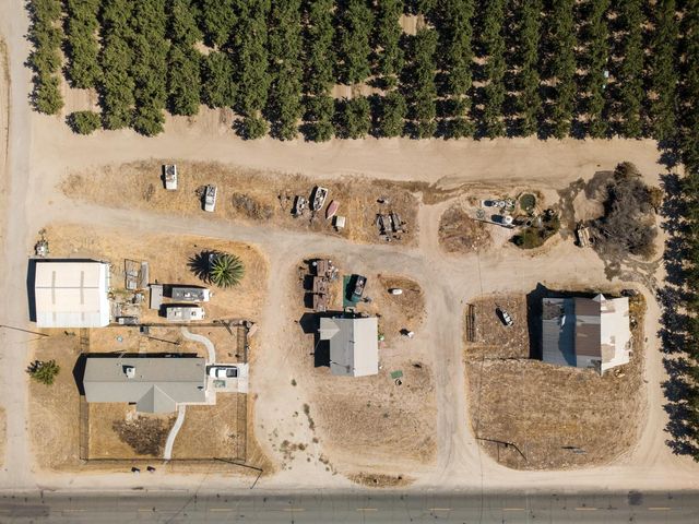 10454 E Clarkson Avenue, Kingsburg, CA 93631