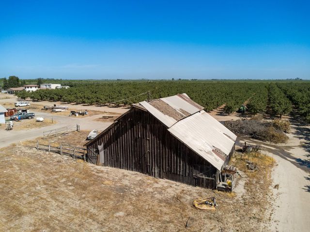 10454 E Clarkson Avenue, Kingsburg, CA 93631