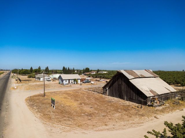 10454 E Clarkson Avenue, Kingsburg, CA 93631