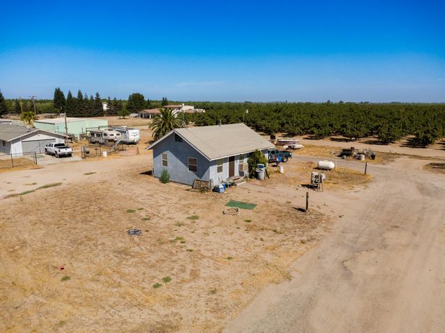 10454 E Clarkson Avenue, Kingsburg, CA 93631