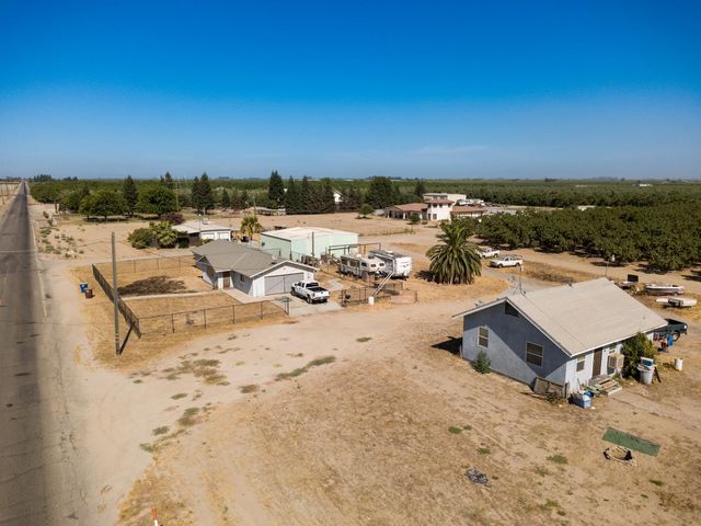 10454 E Clarkson Avenue, Kingsburg, CA 93631