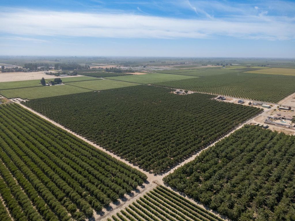 10454 E Clarkson Avenue, Kingsburg, CA 93631