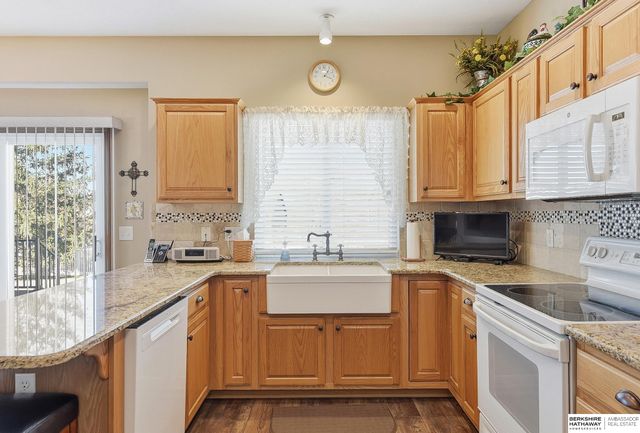 1004 Valleyview Drive, Papillion, NE 68046