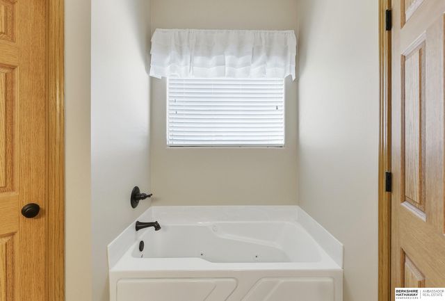 1004 Valleyview Drive, Papillion, NE 68046