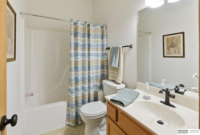 1004 Valleyview Drive, Papillion, NE 68046