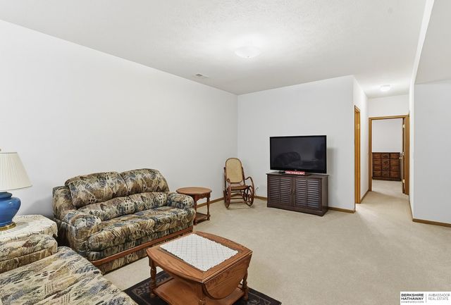 1004 Valleyview Drive, Papillion, NE 68046