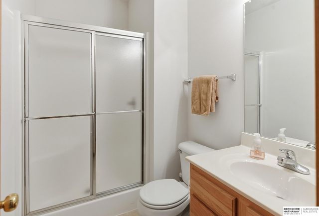 1004 Valleyview Drive, Papillion, NE 68046