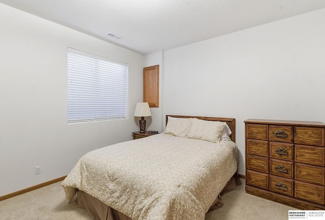 1004 Valleyview Drive, Papillion, NE 68046