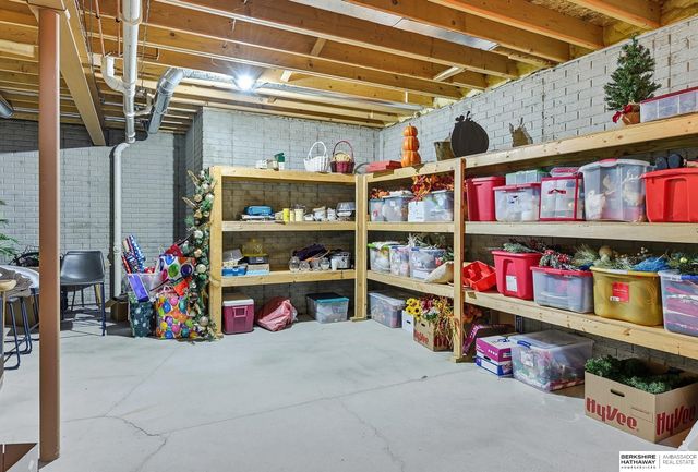 1004 Valleyview Drive, Papillion, NE 68046