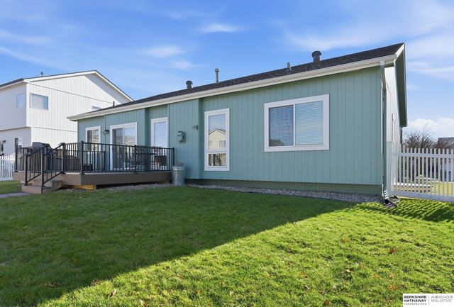 1004 Valleyview Drive, Papillion, NE 68046