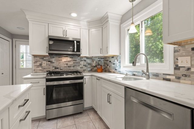 98 Laurelwood Dr, North Attleboro, MA 02760