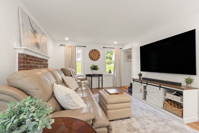 98 Laurelwood Dr, North Attleboro, MA 02760