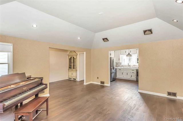 25 Valentine Avenue, Huntington, NY 11743