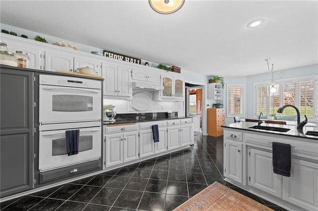 2800 SW Twincreek Court, Blue Springs, MO 64015