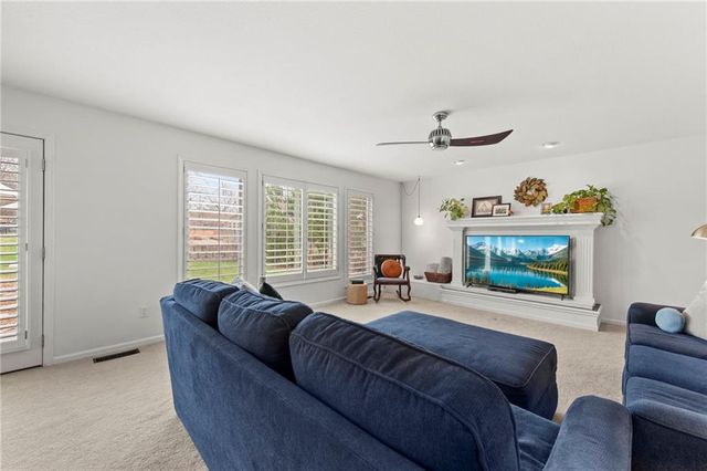 2800 SW Twincreek Court, Blue Springs, MO 64015