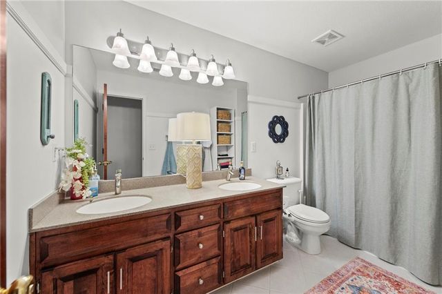 2800 SW Twincreek Court, Blue Springs, MO 64015