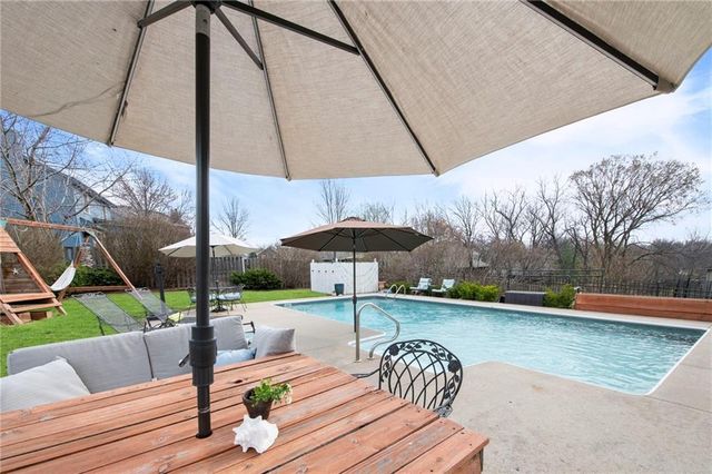 2800 SW Twincreek Court, Blue Springs, MO 64015