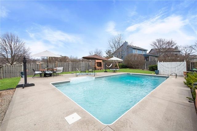 2800 SW Twincreek Court, Blue Springs, MO 64015