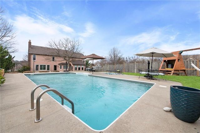 2800 SW Twincreek Court, Blue Springs, MO 64015