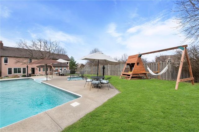 2800 SW Twincreek Court, Blue Springs, MO 64015